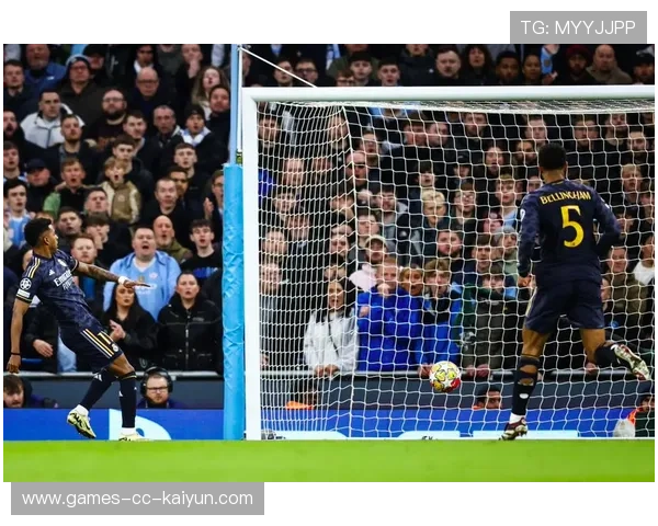 维尼修斯怒射被扑出底线，球迷热议！